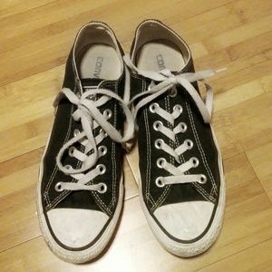 Black low tops Converse